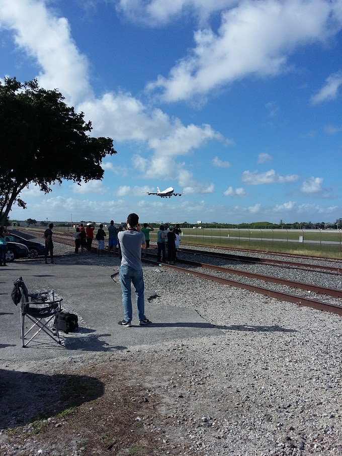 MIAに着陸する飛行機が見えるスポット