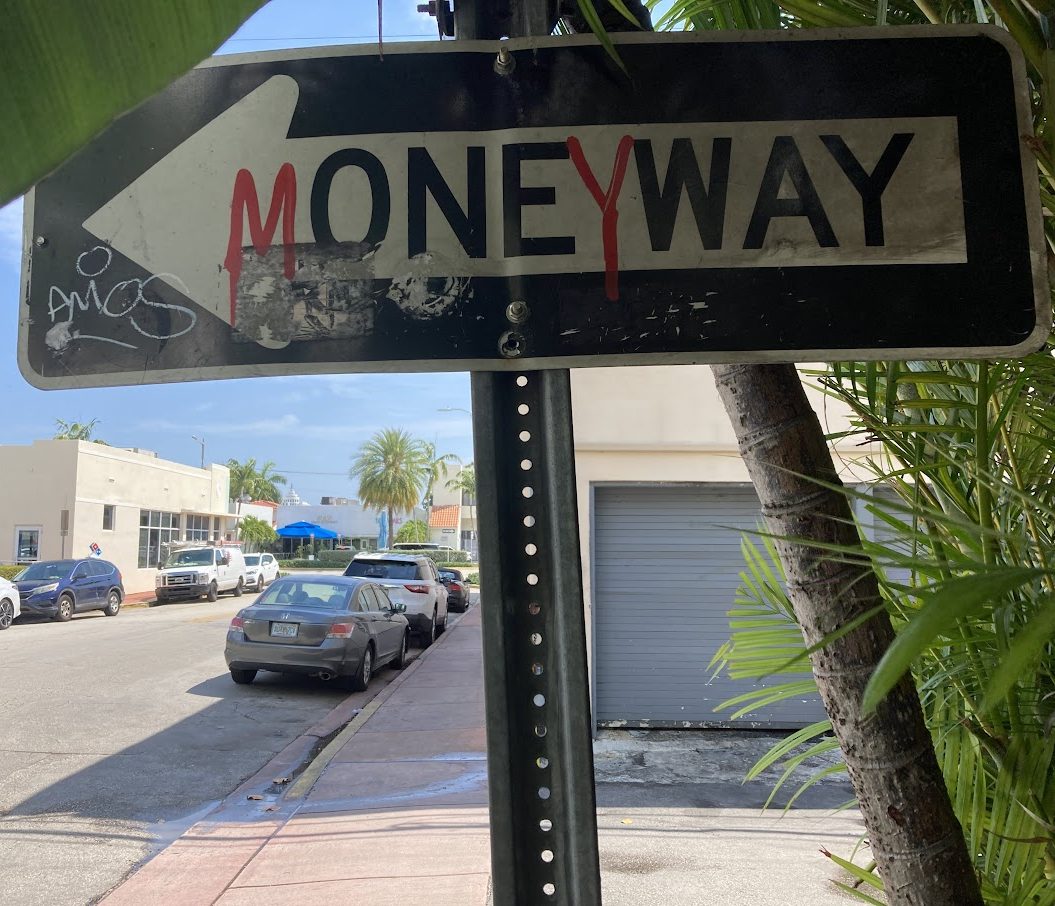 標識の落書きが「MONEY WAY」!